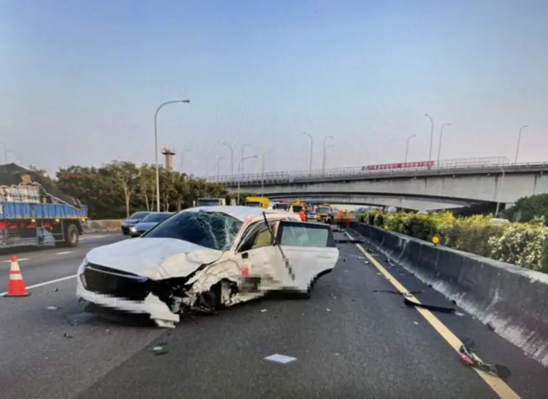 ▲16日清晨，國道1號南下207K彰化路段，發生一起死亡車禍，41歲的楊姓男子駕駛遭後方追追撞身亡。（圖／翻攝彰化踢爆網）