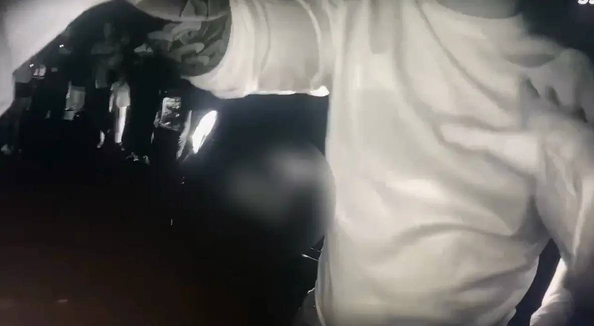 ▲本月8日深夜，許男與名好友到烏來泡湯，見到酒醉的王男大聲講話，轉頭撇了一眼，被王男誤認為是挑釁，竟揮拳毆打導致其受傷。（圖／翻攝畫面）