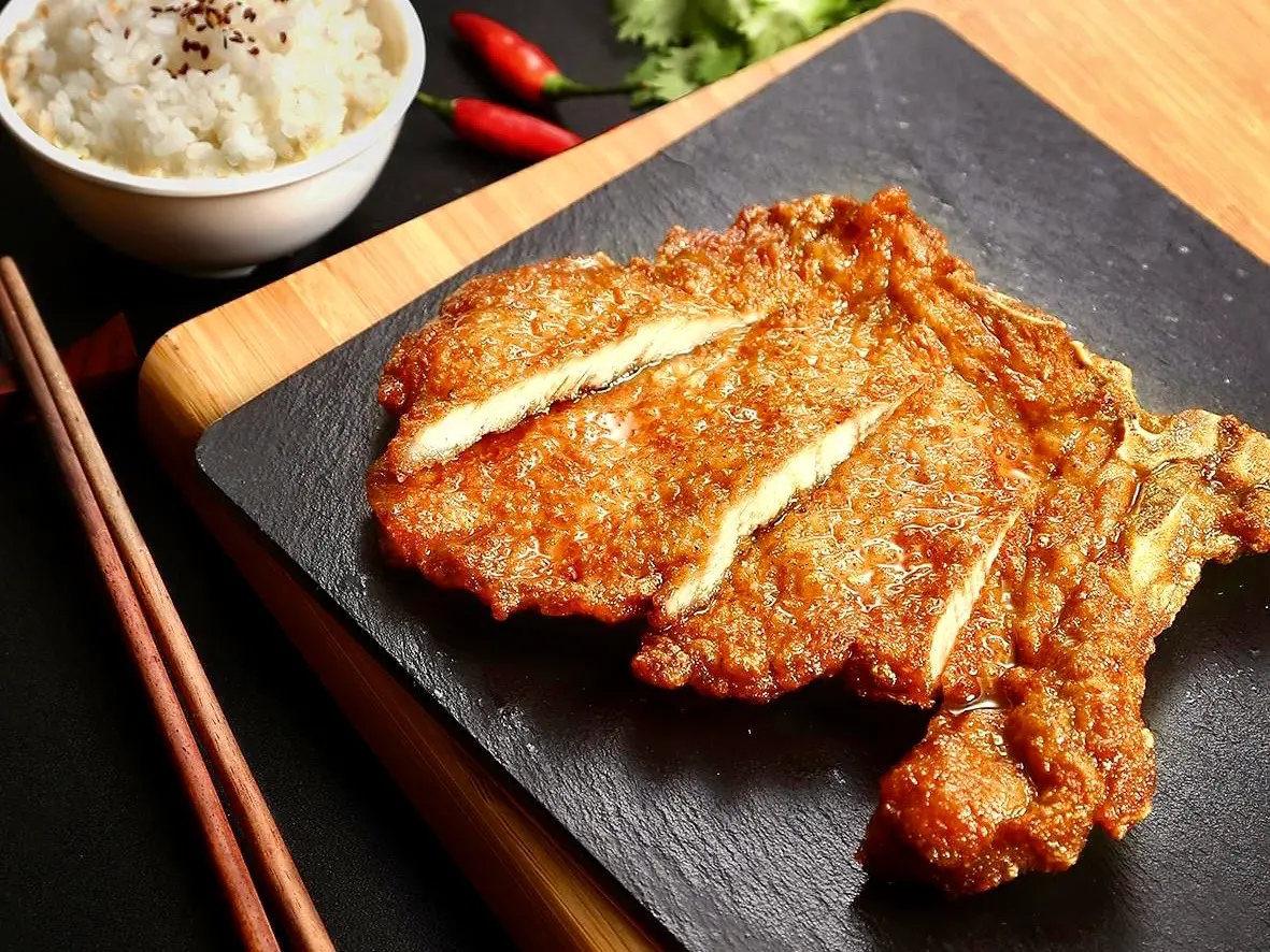 ▲平民美食也喊漲，連鎖便當店「梁社漢」各項商品漲3~9元，老蔡水煎包各口味包子都從17元漲至20元。（圖／翻攝梁社漢排骨臉書）