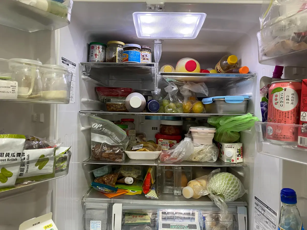 ▲使用冰箱若有「將冰箱塞滿」的壞習慣，不僅會導致耗電量增大，也提高食物中毒的危機。（示意圖／記者徐銘穗攝）
