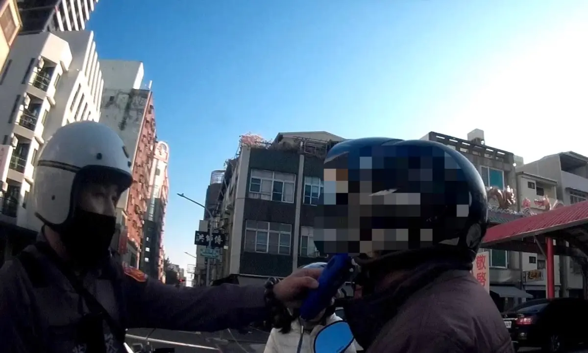 ▲鄭姓男子騎機車時轉彎未打方向遭巡邏員警攔查，員警一靠近便聞到鄭男身上散發酒味，經對其實施酒測後，酒測值超標。（圖／記者郭凱杰翻攝）