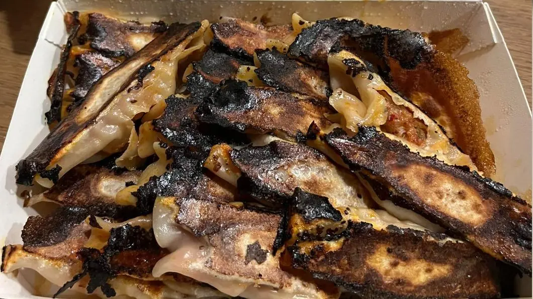 ▲有網友於「爆料公社二社」社團分享自己去某連鎖店買鍋貼，回家後打開竟看到整盒鍋貼底部焦黑。（圖／取自「爆料公社二社」）