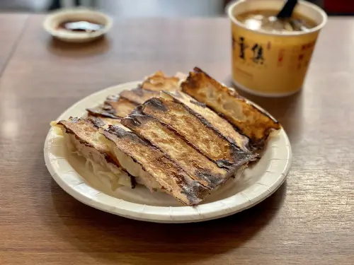 除了被網友爆料之外,記者也曾於新北市的八方雲集某分店吃過有煎到焦黑的鍋貼。(圖/葉盛耀攝) ▲除了被網友爆料之外,記者也曾於新北市的八方雲集某分店吃過有煎到焦黑的鍋貼。(圖/葉盛耀攝)