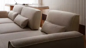 ▲市售布沙發有的具有防潑水塗層，使用時耐髒容易清潔，擺脫使用布沙發的恐懼。（圖／AJ2提供）