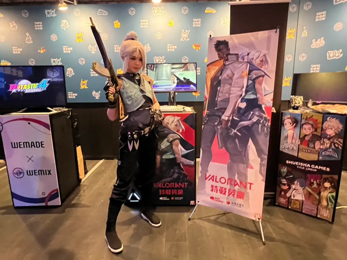 ▲2024台北國際電玩展，台灣大哥大將攜手 Riot Games，展出旗下5款熱門遊戲內容。（圖／記者張志浩攝）