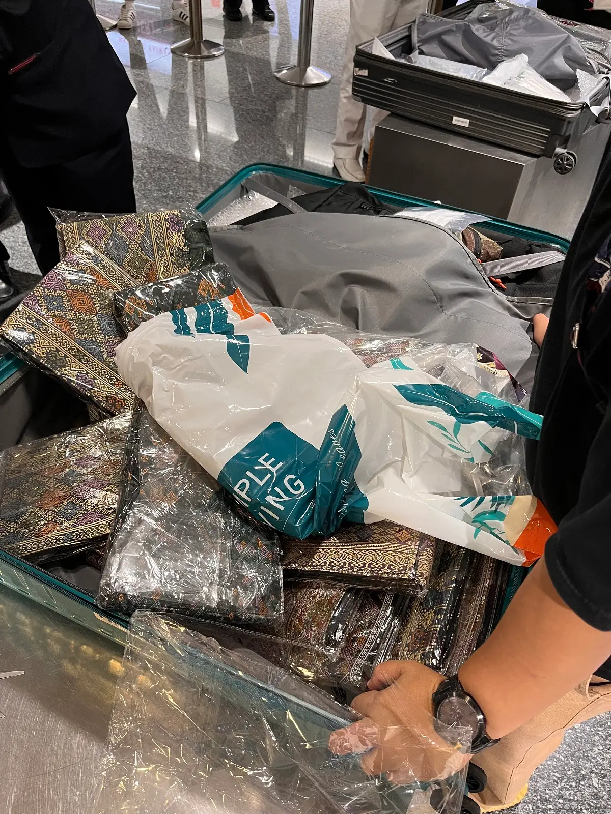 ▲天衣無縫？  泰國華麗布匹藏13公斤海洛因（圖/記者鄧力軍翻攝）