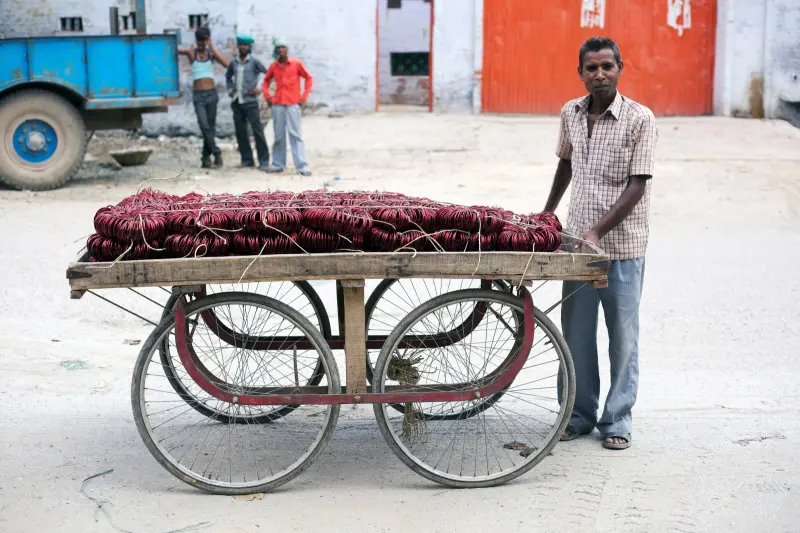 ▲印度的菲羅扎巴德是該國有名的玻璃之都。圖為當地工人與手工推車，上面載著許多玻璃手鐲。（圖／美聯社／達志影像）