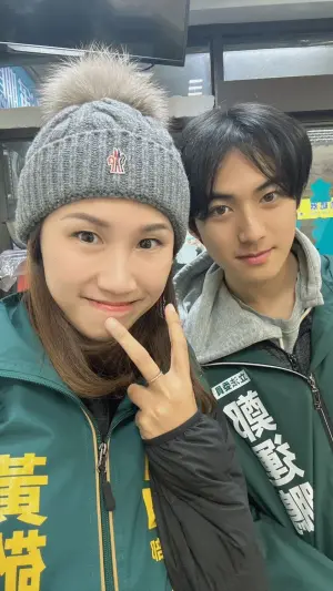▲黃敬雅(左)和德德在選前之夜合照。(圖/翻攝自黃敬雅臉書) ▲黃敬雅(左)和德德在選前之夜合照。(圖/翻攝自黃敬雅臉書)