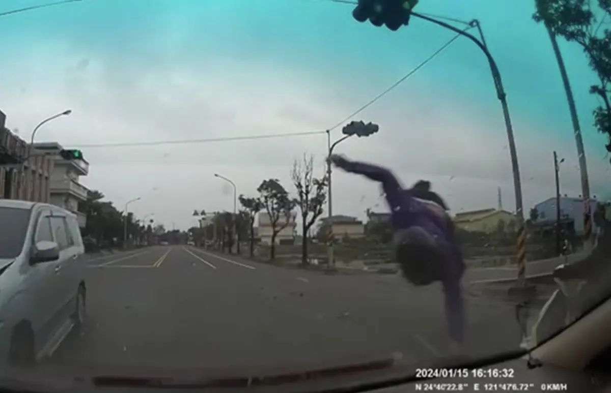 ▲15日下午4時許，宜蘭縣羅東鎮發生一起死亡車禍，71歲的賴姓女子行經中山路二段一處路口時，因闖紅燈遭一輛自小客車撞飛到對向車道，撞倒對向2名騎士後重摔倒地，賴女經送醫急救後仍傷重不治。（圖／翻攝畫面）