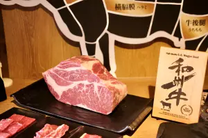 ▲焼肉 LIKE推出「和州牛」，是選用日本國寶黑毛和牛和頂級美國黑安格斯混種而出，再以傳統神戸牛相同方式飼育而成。（圖／記者葉盛耀攝）