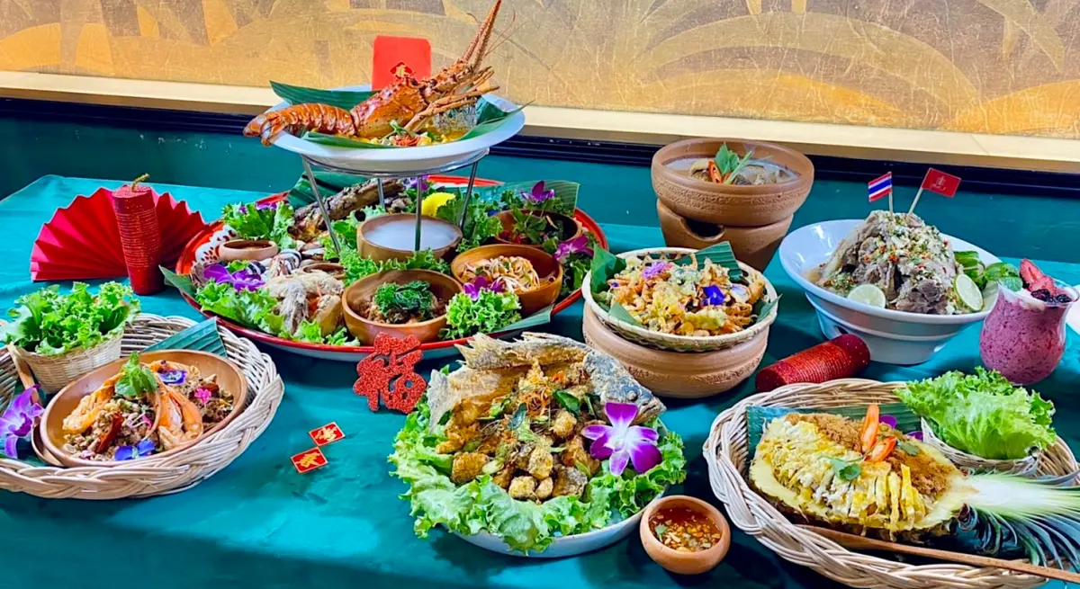 ▲春節過年Thai J打造宮廷皇室盛宴般的雙層拼盤泰式年菜，咖哩滑蛋龍蝦、泰式炸豬腳、香辣炒鱸魚等豪華主餐，搭配打拋豬、酸辣鮮蝦等10道料理，放滿直徑60公分大圓盤霸氣上桌送紅包。（圖／記者蕭涵云攝）