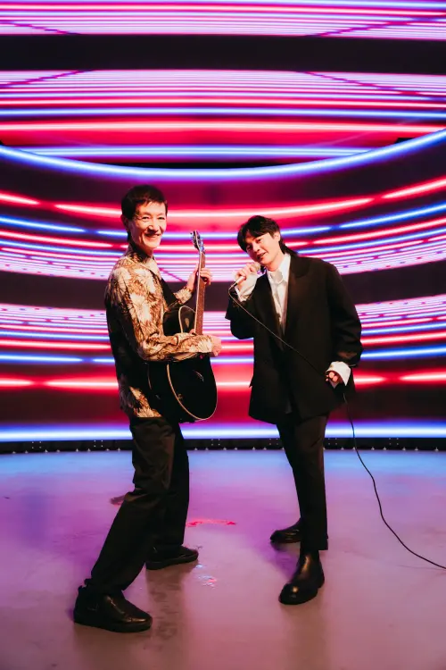 ▲許富凱推出新歌〈運將的後照鏡〉，MV邀來資深演員阿西演出。（圖／何樂音樂提供）