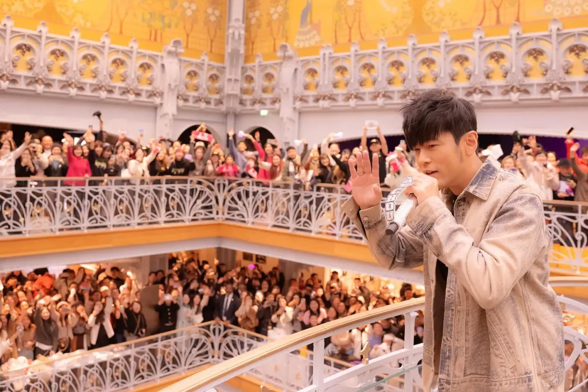 ▲周杰倫回到〈最偉大的作品〉MV的拍攝地點法國巴黎，舉行粉絲見面會，歌迷擠爆百貨公司。（圖／翻攝周杰倫IG）