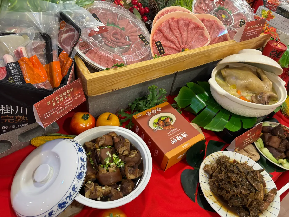 ▲家樂福搶攻商機，除了指定日期滿2,000元以上或超市／家速配單筆消費滿888元以上即可享9折現金折價券回饋外，年貨大街商品限時特價、買1送1。（圖／記者鍾怡婷攝）