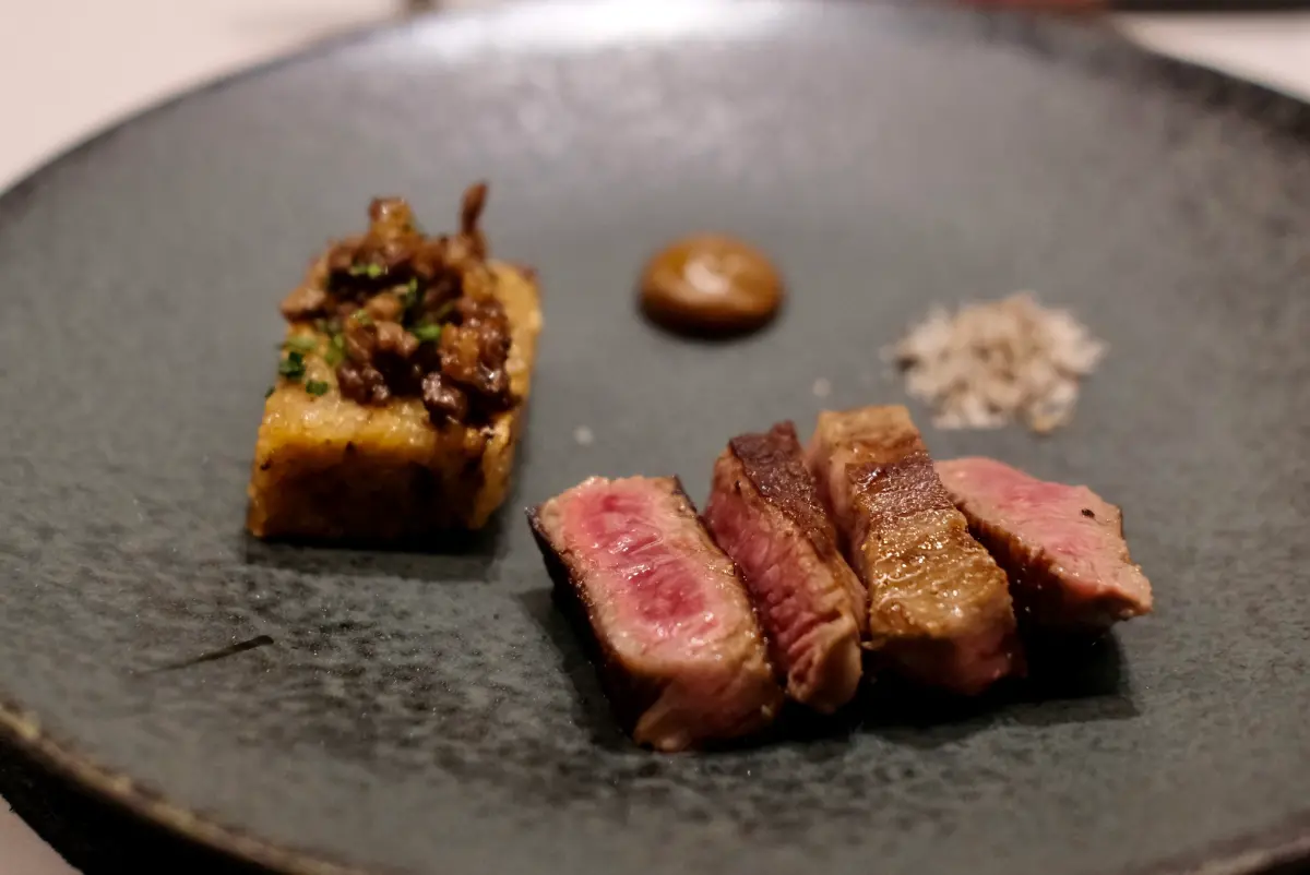 ▲去年底正式開幕的梵Van東方流行鐵板燒大安店，是「梵」公館店之後的二店，以「重新定義鐵板燒體驗」為目標，這一季就融合辦桌文化，推出像和牛米糕搭佐和牛排此類菜式。（圖／記者葉盛耀攝）