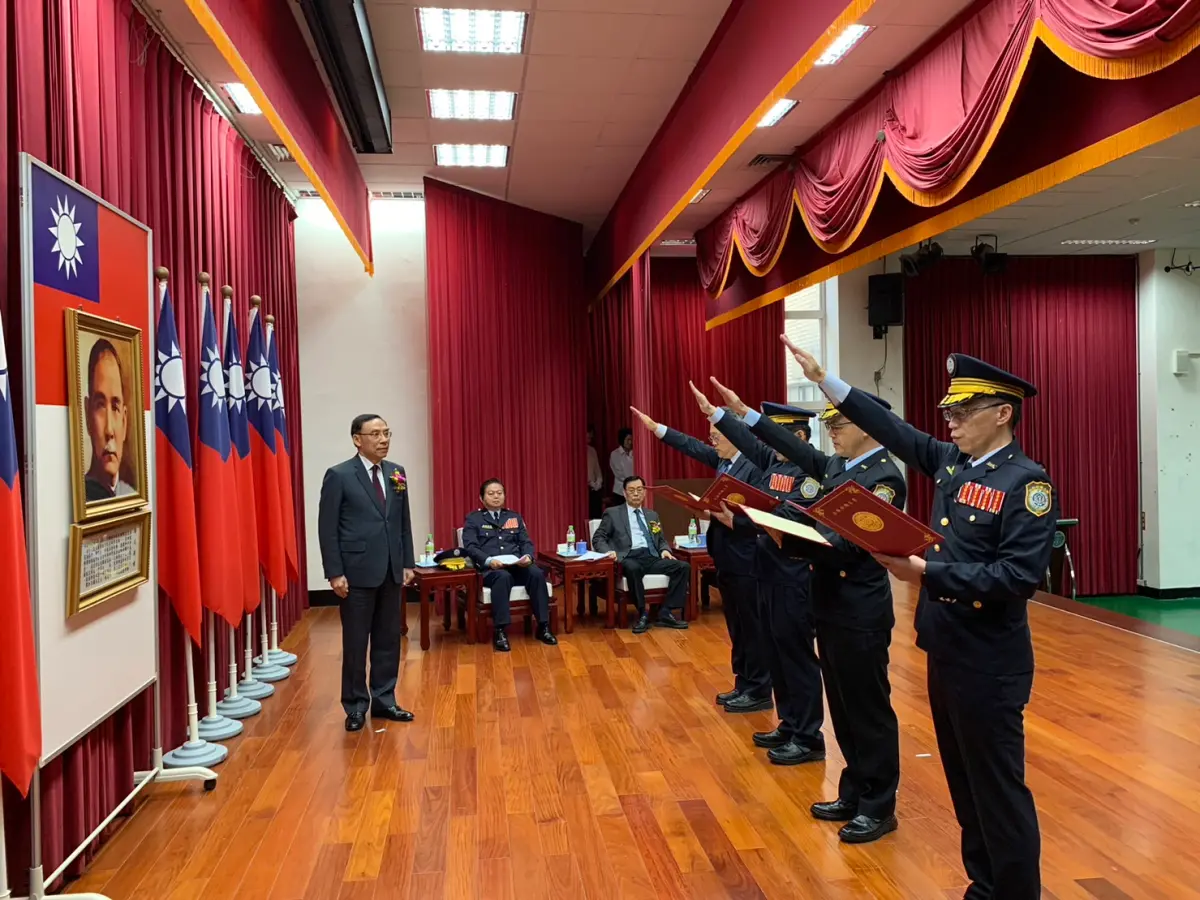 ▲法務部矯正署台南第二監獄、八德外役監獄、彰化看守所及台北少年觀護所新任首長（由右至左）分別是葉俊宏、黃鴻禧、吳瑞寶及簡永池。蔡清祥主持監交儀式。（圖／記者李春台翻攝）