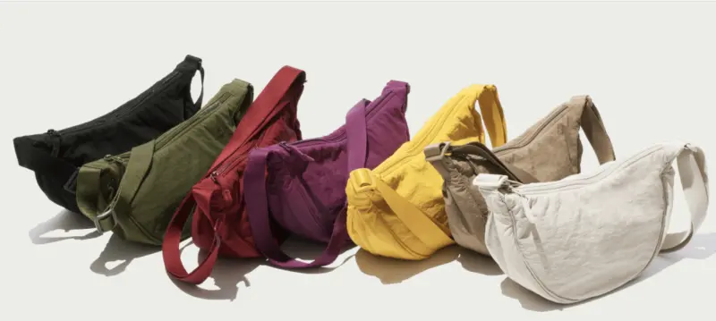 ▲UNIQLO熱賣款半月弧形肩背包被抄襲。(圖/翻攝自UNIQLO官網)