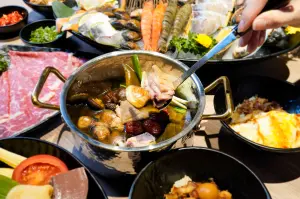 「肉之間.大盤肉幸福鍋物」的湯底多達10幾種,還有很受年輕人喜愛的「剝皮辣椒蛤蜊雞腿鍋」,鮮甜帶微微辣味。(圖/馬辣集團提供) ▲「肉之間.大盤肉幸福鍋物」的湯底多達10幾種,還有很受年輕人喜愛的「剝皮辣椒蛤蜊雞腿鍋」,鮮甜帶微微辣味。(圖/馬辣集團提供)