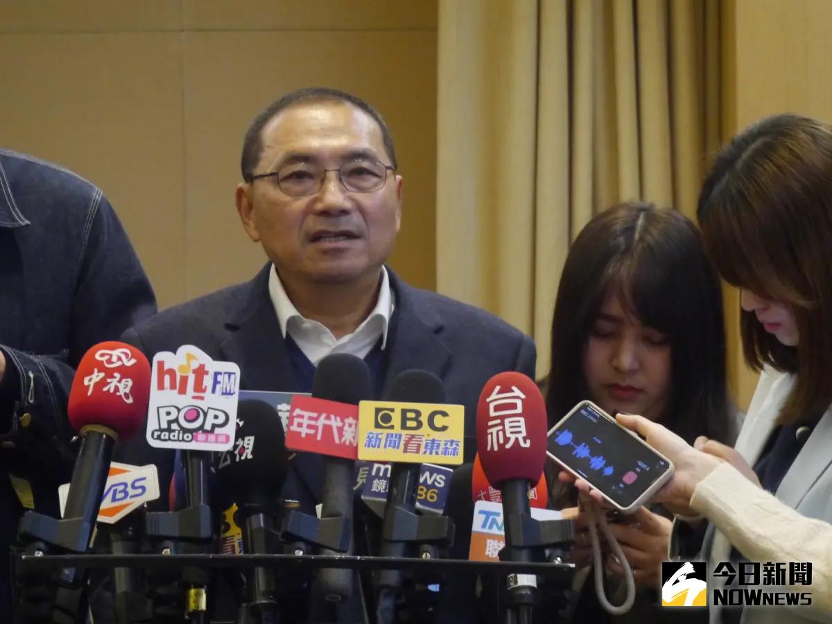 ▲侯友宜在市政會議後受訪表示在開票之夜告一段落後打電話致意柯文哲，盼面對挑戰大家都要團結在一起。（圖 ／記者吳嘉億攝，2024.01.17）