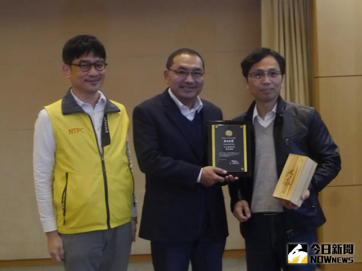 ▲深坑區農蔡金財(右)獲日本「世界綠茶大賽」最高金賞獎，前往市府獻獎給新北市長侯友宜(中)。（圖 ／記者吳嘉億攝，2024.01.17）