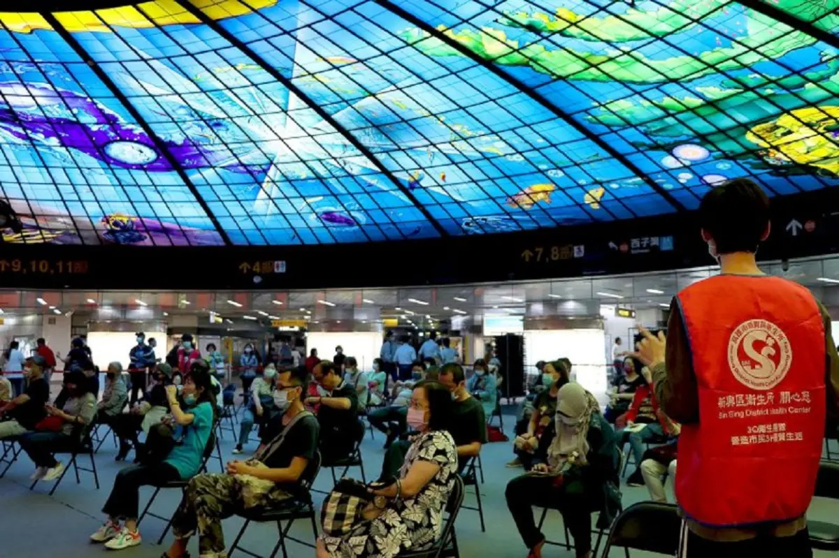 ▲高雄市為鼓勵全民施打新冠XBB疫苗，舉辦「打疫苗 週週抽好禮」活動，自即日起到2月17日期間完成新冠XBB疫苗接種者即獲得抽獎機會。（圖／高市府提供）