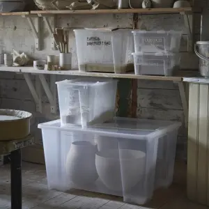 ▲SAMLA附蓋收納盒有著透明外觀，能幫助快速尋找物品，同時可堆疊節省空間。（圖／IKEA提供）
