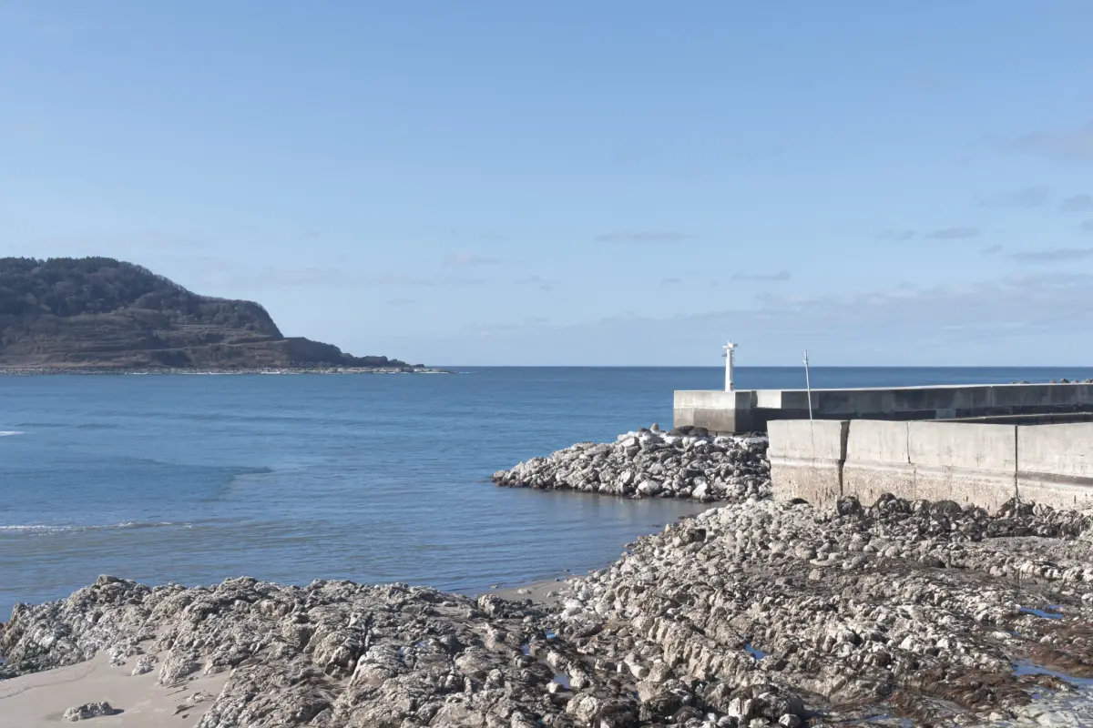 ▲日本石川縣能登半島在大地震後地殼隆起，有攝影師也用鏡頭捕捉下驚人畫面。（圖／翻攝吉岡榮一 X）