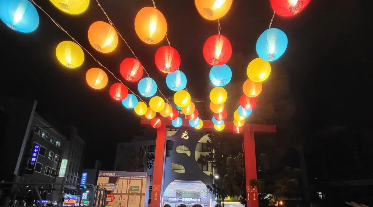 ▲東區公所呈現迎接臺南400的主視覺，愈夜愈美麗（圖／記者劉悅儷攝，2024,11,16）