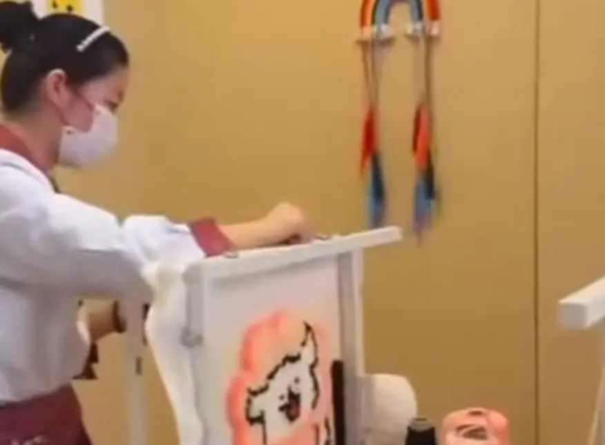 ▲近期海底撈再度祭出「吸客新招」，讓顧客用完餐後可以在現場「DIY地毯」，獲得網友一致好評「比看科目三好多了」。（圖／取自微博）