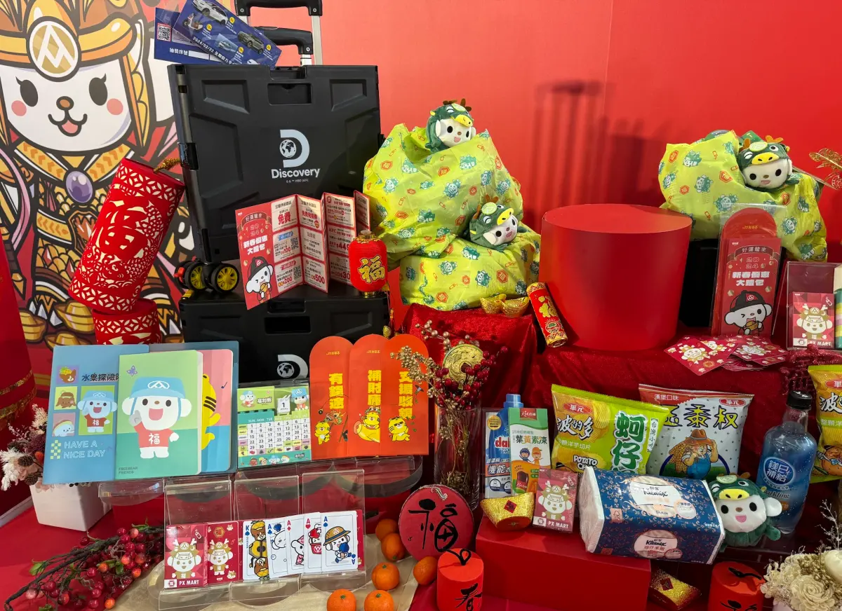 ▲全聯今（18日）搶先公布大年初一開賣的4款福袋，包括300元的龍年生肖偶袋、900元Discovery收納購物車、3000元多功能露營行李箱、1800元福鍋組合。（圖／記者鍾怡婷攝）