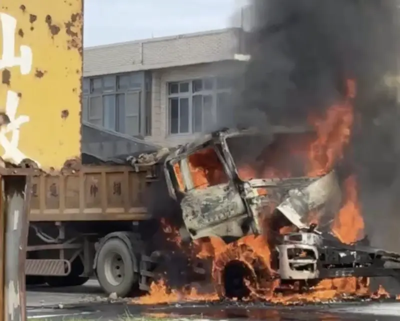 ▲一名溫姓砂石車駕駛開車行經大園區時發生追撞，隨後車頭起火。（圖／翻攝自記者爆料網）