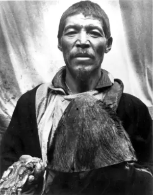 ▲1960年，Edmund Hillary爵士在與Tenzing Norgay創造歷史的珠峰攀登過程中，帶來了從昆瓊（Khumjung）山區一座修道院借來的雪人頭皮。（圖／美聯社／達志穎向）