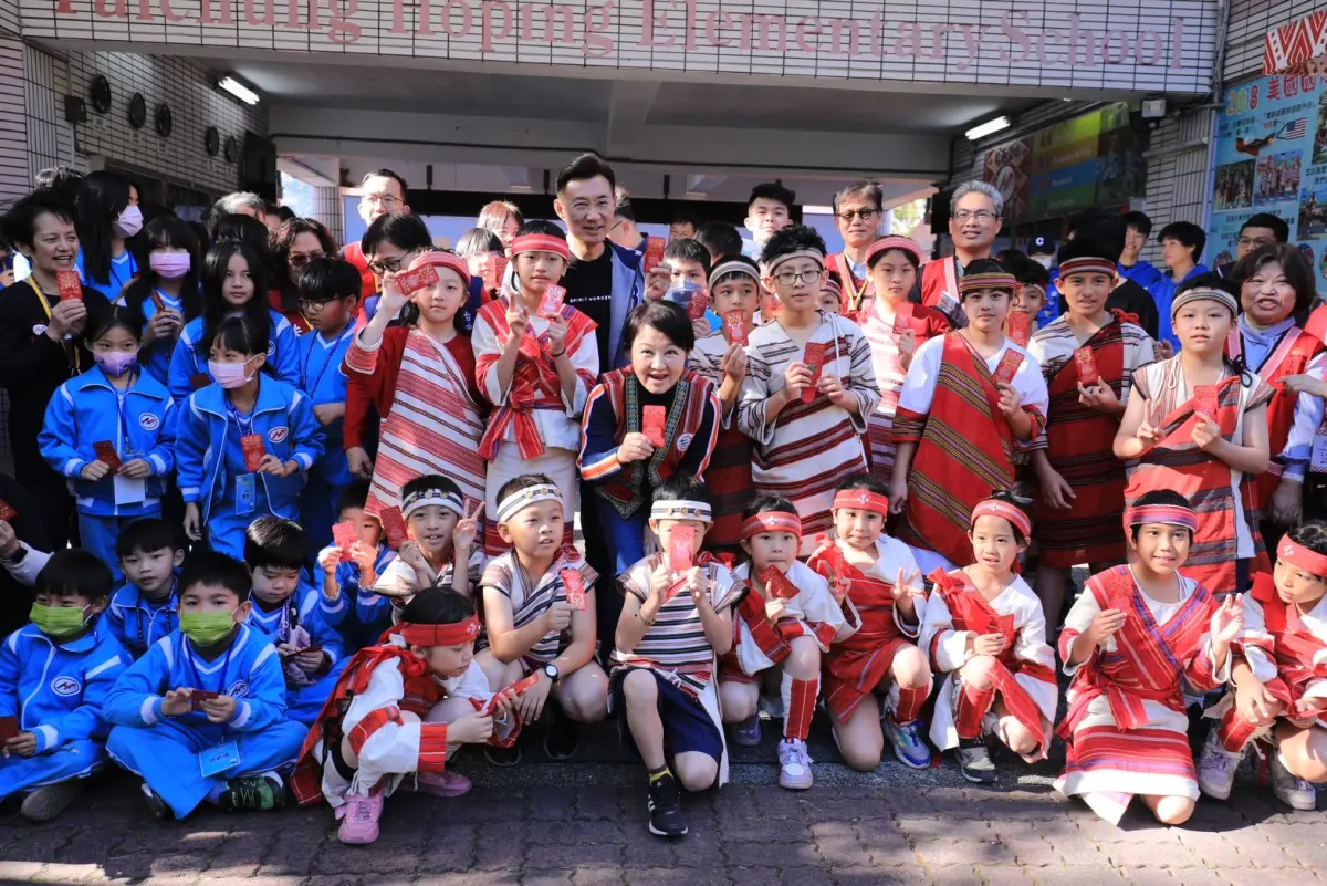 ▲春節腳步近，「和平專案」首站前進和平國小， 市長媽媽送小紅包學童笑開懷。（圖／市府提供）