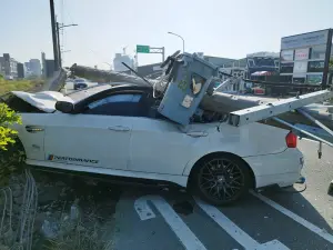 台南台江大道自小客車攔腰撞斷電桿砸車頂
