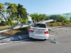 ▲強大撞擊力將電桿攔腰撞斷，電桿上變電箱砸毀小客車車頂（圖／台南市警察局第三分局提供）