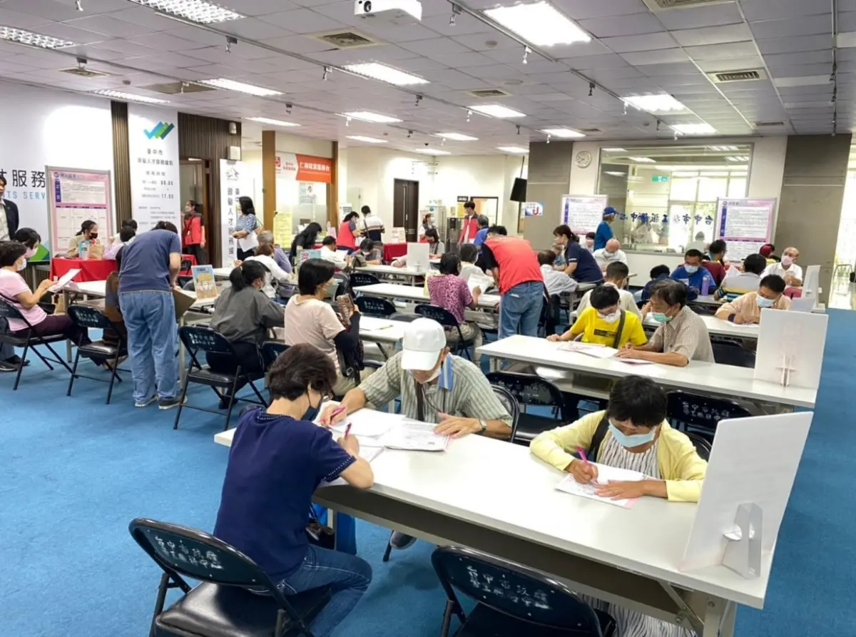 ▲中市鼓勵中高齡者再就業，協助企業招募穩定人力，推出獎勵津貼措施，最高補助達1.8萬元。（圖／中市勞工局提供）