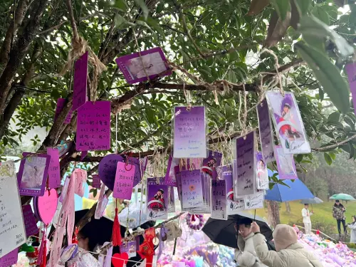 今(17)日是李玟冥誕,李玟媽媽、大姊、二姊與粉絲一起替她準備生日會,現場非常溫馨。(圖/李玟CoCo歌迷會提供) ▲今(17)日是李玟冥誕,李玟媽媽、大姊、二姊與粉絲一起替她準備生日會,現場非常溫馨。(圖/李玟CoCo歌迷會提供)