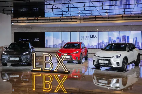 ▲Lexus LBX今（17）正式發表，入手價為129.9萬，較先前公布的預接單價下修3.1萬元。（圖／和泰汽車提供）