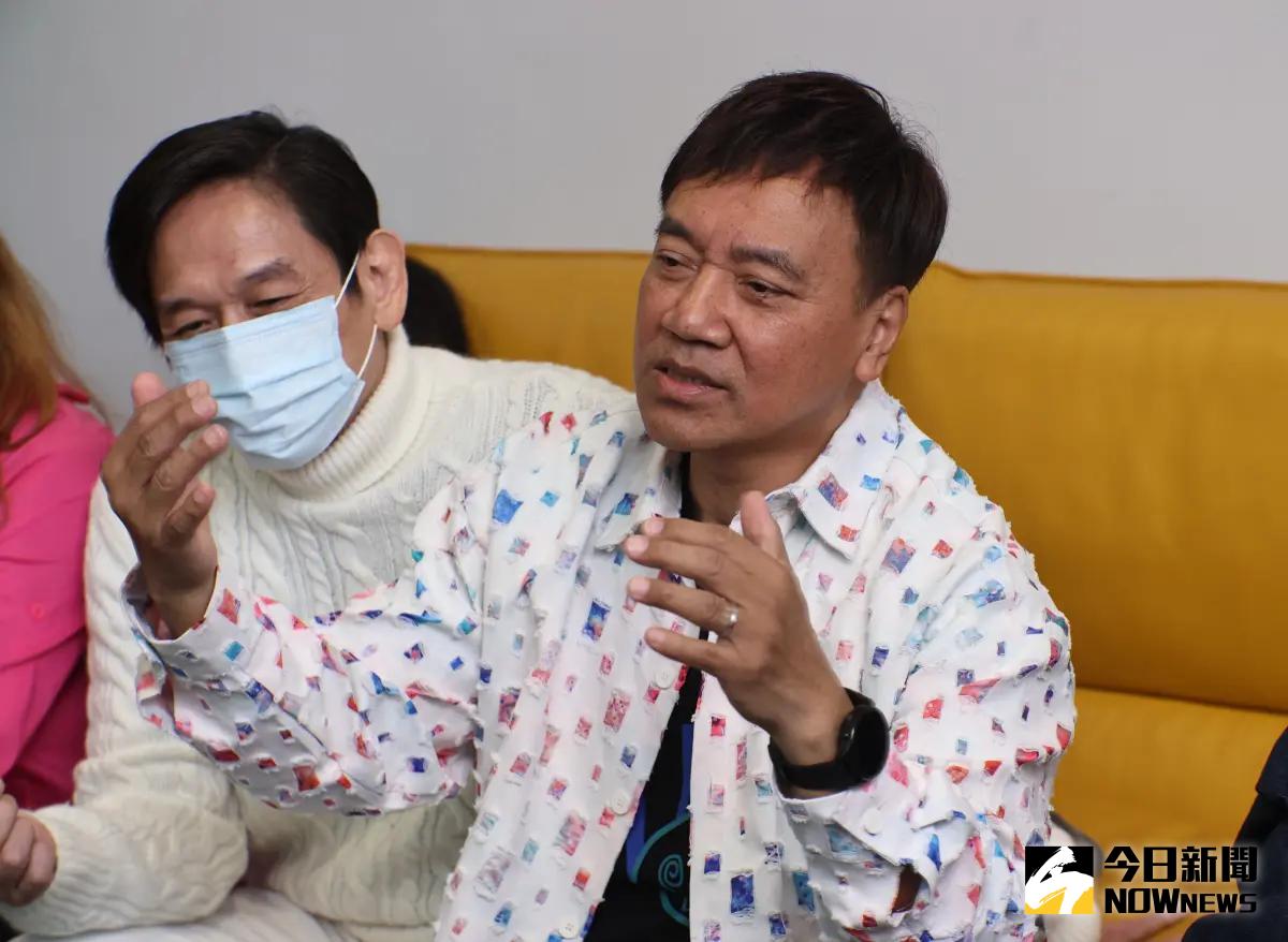 ▲殷正洋（左）先前傳出烏龍死訊、病重、失婚，今天受訪時特別澄清。（圖／記者陳明中攝）
