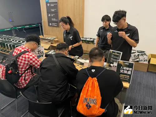 ▲台鋼雄鷹成軍記者會正式展開,相關商品也全部推出。(圖/吳政紘攝) ▲台鋼雄鷹成軍記者會正式展開,相關商品也全部推出。(圖/吳政紘攝)