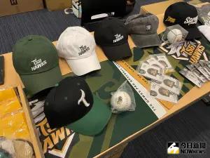 ▲台鋼雄鷹成軍記者會正式展開,相關商品也全部推出。(圖/吳政紘攝) ▲台鋼雄鷹成軍記者會正式展開,相關商品也全部推出。(圖/吳政紘攝)