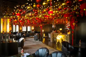 最喜氣的酒廊！「李白居」推新春特調搭年菜　必拍8千顆金球燈海
