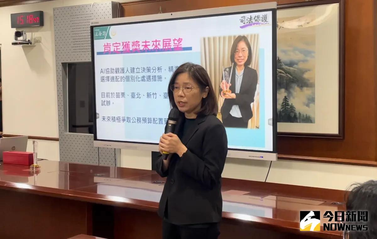 ▲法務部保護司副司長林秀敏代表領獎（圖／記者潘千詩攝，2024.01.17）