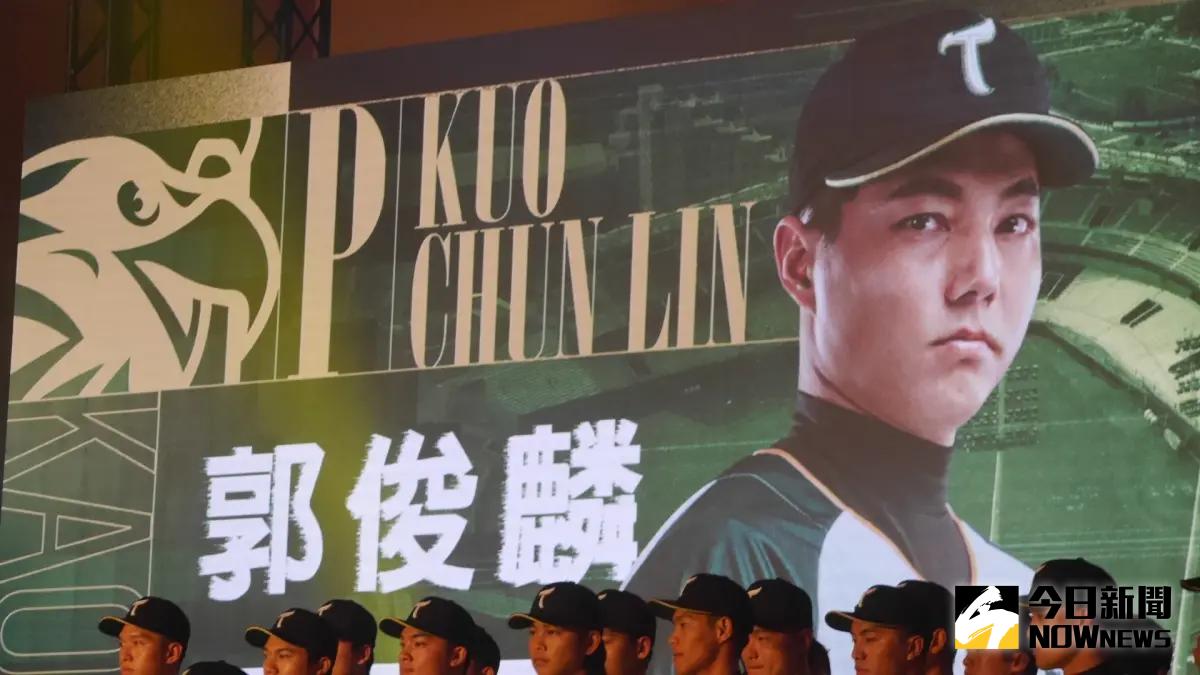 ▲台鋼雄鷹與張奕簽下自培合約！郭俊麟成軍記者會不缺席。（圖／吳政紘攝）