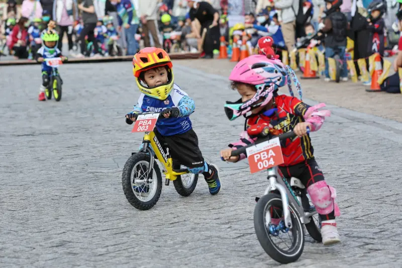 ▲小朋友也可以跟國際選手一樣在台北市府廣場上競輪飆單車。（圖／協會提供）