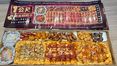 ▲必勝客浮誇的「一公尺派對巨飽盒」有飯有麵有披薩和點心，可供8～10人用餐。（圖／NOWnews攝）