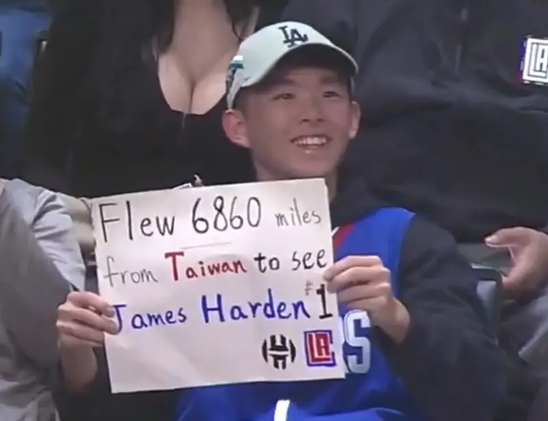 ▲台灣球迷親赴快艇主場舉牌加油，Harden一舉動暖心回應。（圖／取自X ＠NBA）