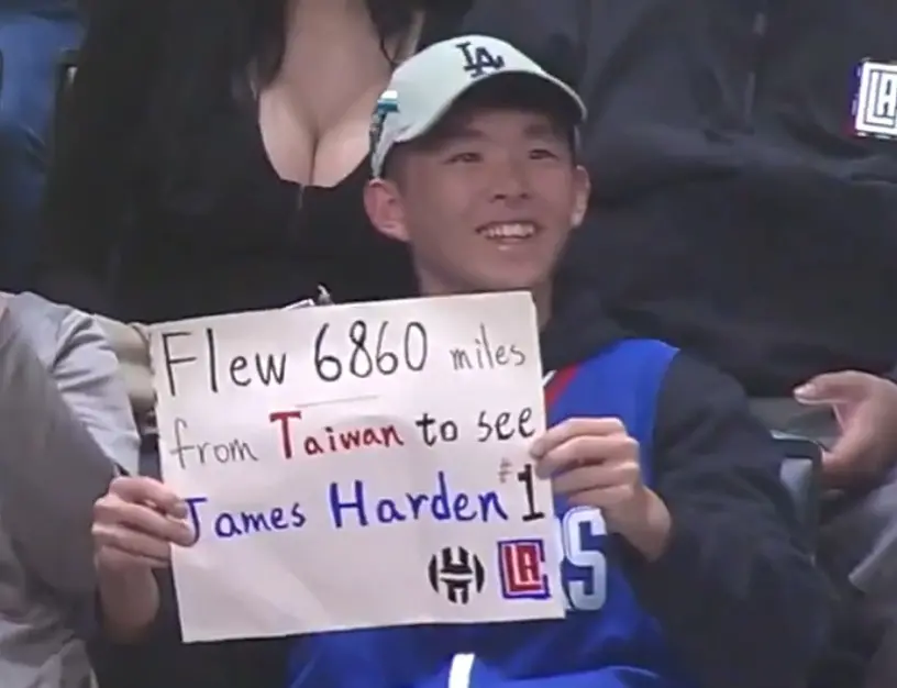 ▲台灣球迷親赴快艇主場舉牌加油，Harden一舉動暖心回應。（圖／取自X ＠NBA）