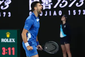 澳網／不爽被球迷言語干擾　Djokovic爆氣怒嗆：有種就下來講！
