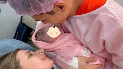 ▲佳娜平安生下女兒,祖雄懷抱前世情人,首張全家福曝光。(圖/翻攝自佳娜IG) ▲佳娜平安生下女兒,祖雄懷抱前世情人,首張全家福曝光。(圖/翻攝自佳娜IG)